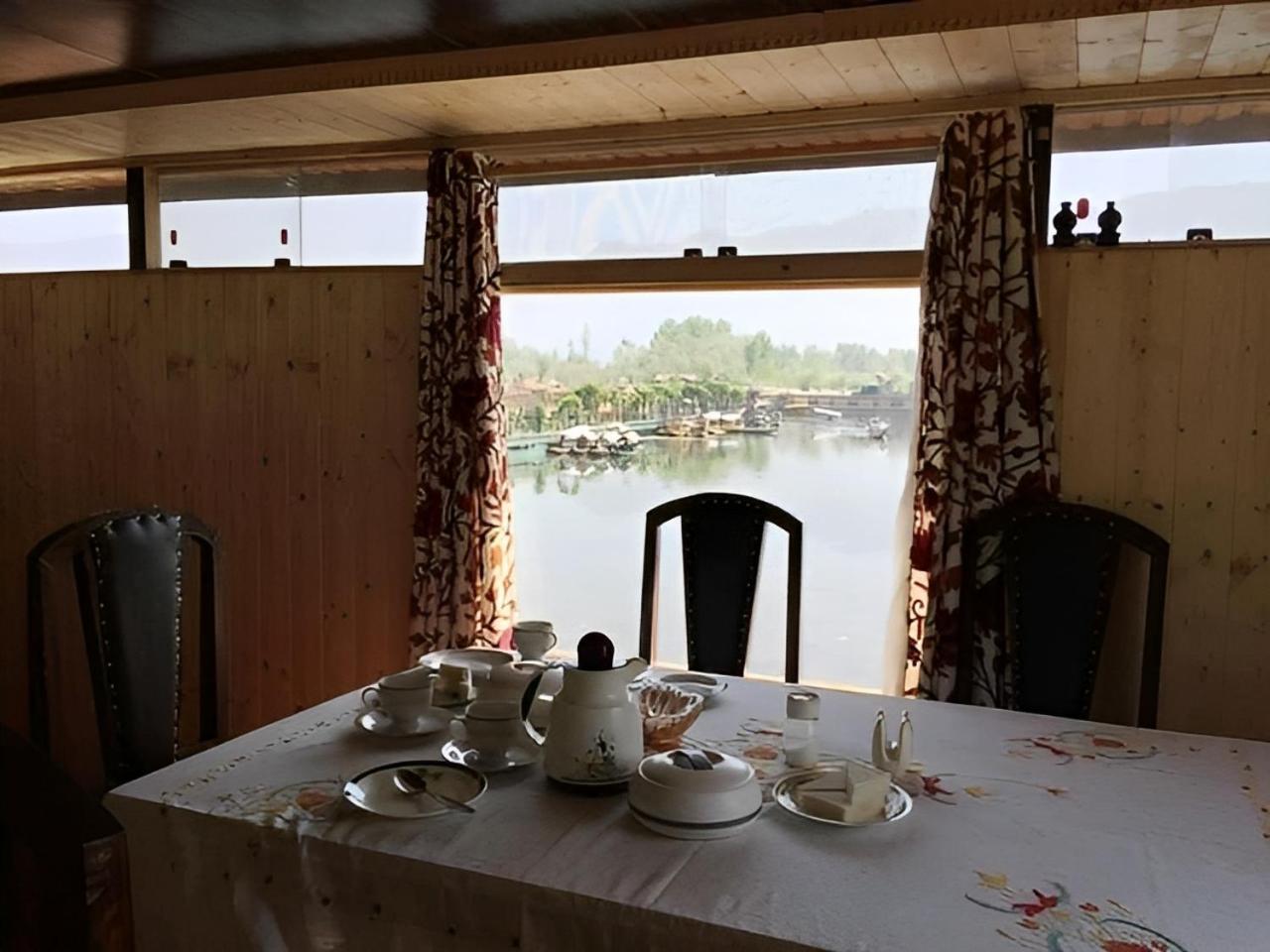 Heritage Amina Group Of Houseboats Hotell Srīnagar Eksteriør bilde